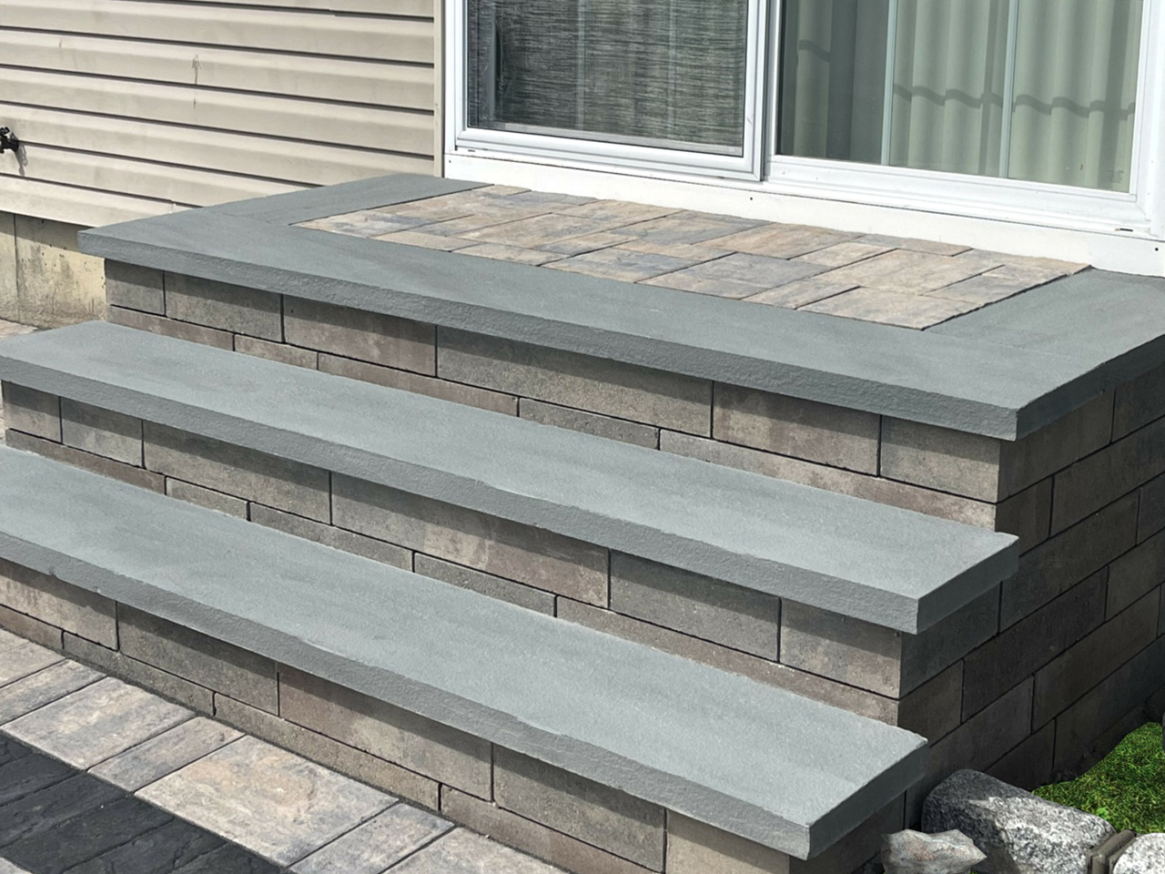 Natural stone steps with organic shapes that add a touch of originality and natural beauty
