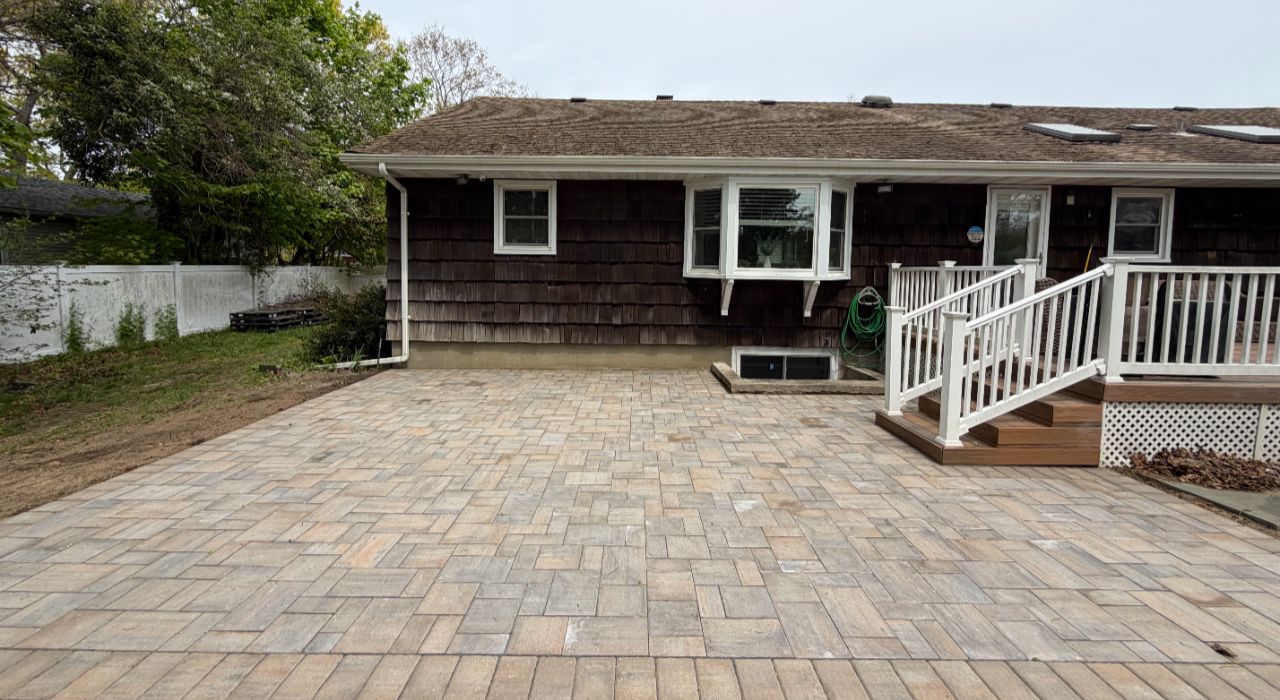 Paver layout ideas for a backyard patio with border detail and outdoor seating area